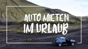 Weiße Schrift auf einem Bild von einem Mietwagen in Island: "Auto mieten im Urlaub"